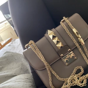 Valentino väska - Många som skrivit men Den är inte såld än Budet avslutas om två dagar och då kommer jag sälja den ❣️ Först till kvarn