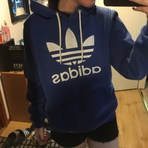 Adidas hoodie - Står stl XL, men tror det är en barnmodell. Är mer som en M-S. Betalning sker via swish och köpare står för ev frakt 🚚 