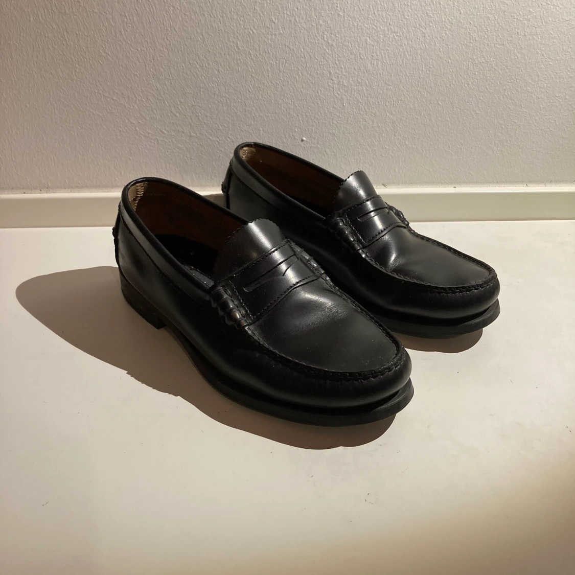 Svarta läderloafers strl 39