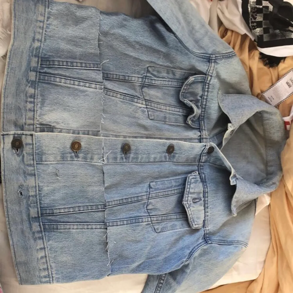 en levis jeansjacka jag croppat som kommer tillsammans med ”toppen” om man kan kalla den det ( av det avklippta). Fixade en choker till oxå, ska försöka fixa fram den 👍🏼 köparen står för frakt. Jackor.