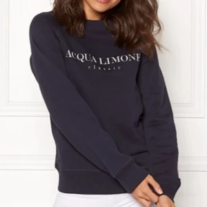 Aqua limone - Superfin collage tröja från aqua limeone i marinblå, passar xs-s och då den är större i storleken