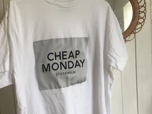 Oversize cheap monday t-shirt - Väldigt skön o snygg oversize cheap monday tshirt. Frakt ingår er 