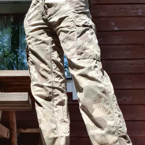 Cargobyxor från Gap - Smickrande och bekväma, sitter perf på mig som har w27 i jeans. Köpta på Humana men har tyvärr inte kommit till användning.