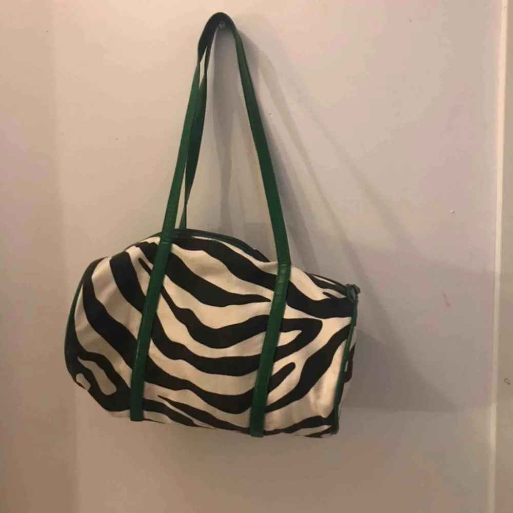 Jättefin zebra handväska. 39kr frakt🖤🤍. Väskor.