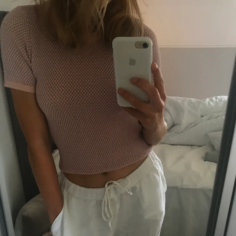 Kortärmad topp från Zara i typ stickat material🧚🏼‍♀️ endast testad och helt slutsåld❣️. Toppar.