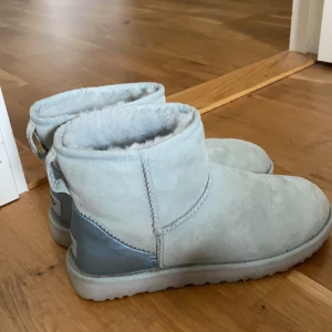 Ljusblåa UGGS - Säljer mina ljusblåa UGGS i storlek 40💗använda några gånger men går att torka bort smutsen längst ner🌸köparen står för frakten!
