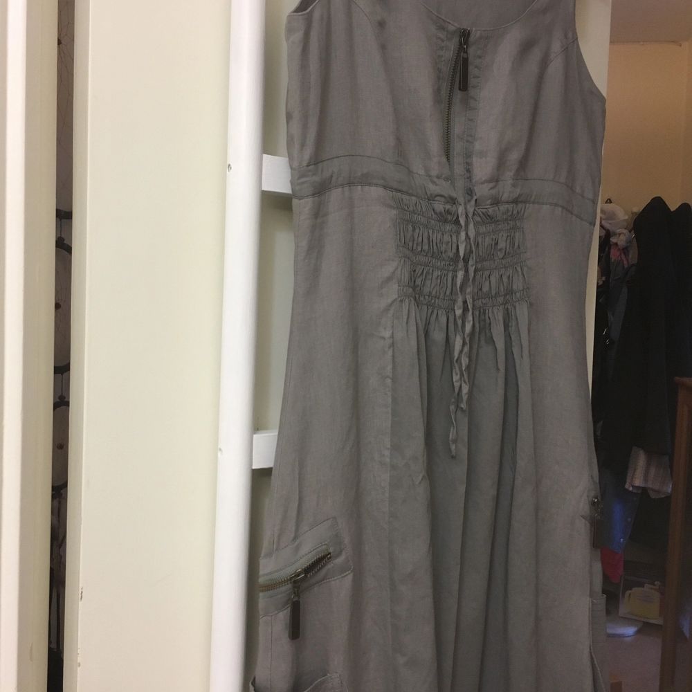 Ny oanvänd fin grå klänning med häftiga detaljer. Köptes förra sommaren, men storleken var f liten så den blev hängande i garderoben. . Klänningar.