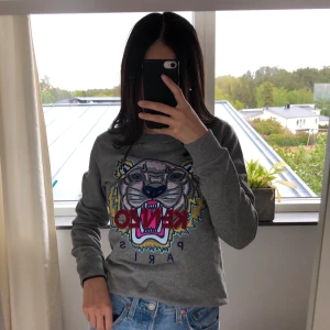 KENZO-tröja - Oanvänd KENZO-tröja som säljes då den aldrig kommit till andvändning. Nypris: ca 2000kr