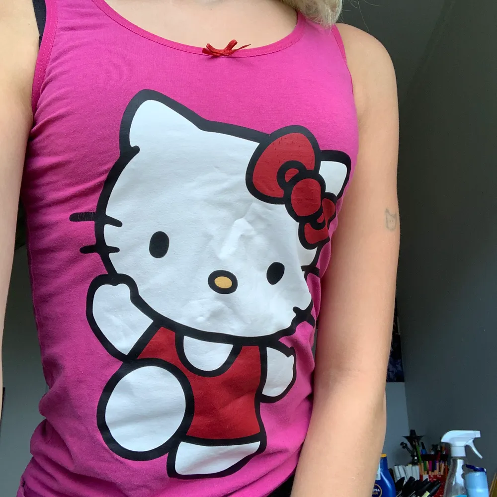 Super sött tajt linne med hello Kitty på, aldrig använt, frakt går på 44kr. T-shirts.