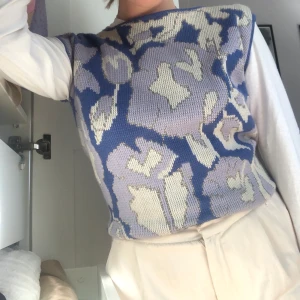 Mönstrad pullover - Stickad snygg pullover från Beacon’s Closet i New York. Använd cirka 3 gånger. Lika cool över tröja som utan ☺️ Kan mötas upp i Stockholm eller så står köparen för frakten