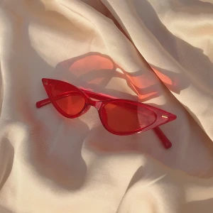 Solglasögon  - Trendiga cat-eye solglasögon! Flertal par finns i 3 färger. I förpackning. Frakt ingår!  ✖️Egna bilder✖️ TACK för all respons! Pga trycket finns bara lila kvar!