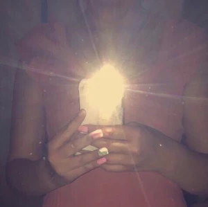 Kortärmad, urringad t-shirt.  - Den är mer som ett linne med tjocka axelband, som man kan dra ner på båda sidorna om man vill. Färgen är i rosa, från Lindex. Made in Turkey. Fick den av mamma, men av mig är den oanvänd. Vet inte hur gammal den är men den ser helt ny ut.