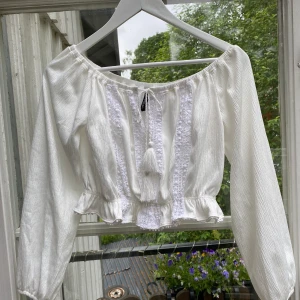 Kortare hm topp storlek S - Fin topp från hm. Har fler annonser ute och kan självklart erbjuda paketpris :)