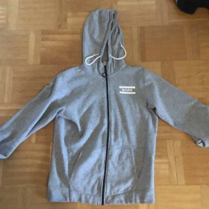 Björn borg huvtröja - Grå huvtröja, köpt från stadium. Bra skick. Strl S, stor för att vara S