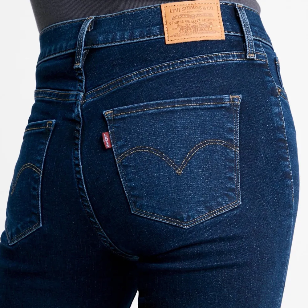 Hej jag har två par levi’s 312 i två olika storlekar (26,28). Dock är jeansen snäppet ljusare. Dessa byxor har aldrig andvänts men jag glömde att lämna tillbaka dem i tid.  Nypris var 999kr, säljer de för 350st. Kan eventuellt gå ner i pris vis snabbt köp. Jeans & Byxor.