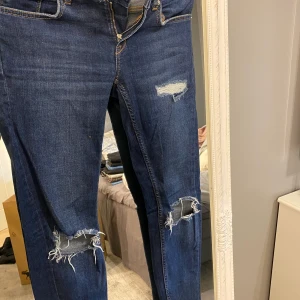 Byxor - Snygga byxor från Gina tricot. Inte använda mycket. Bra skick, snygga slitningar. Storlek 28