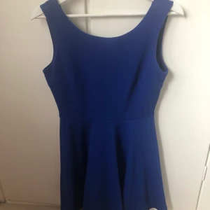 Klänning - Klänning i blå färg från Forever 21