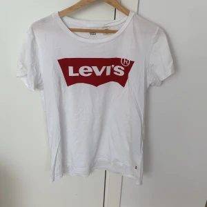 Levis T-shirt  - Levis T-shirt i fint skick förutom några fläckar längre ner. Man skulle kunna kippa av den till en crop top tex! Frakt tillkommer!