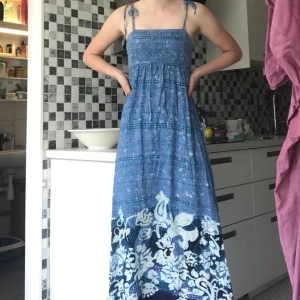Långklänning från Indiska - Mönstrad långklänning från indiska med lite boho-känsla.