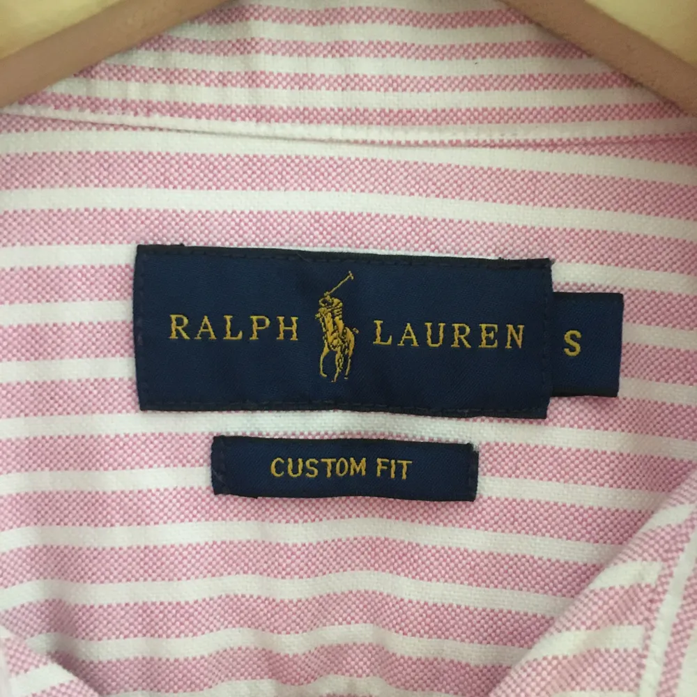 Söt somrig skjorta från Ralph Lauren. Äkta och sparsamt använd. Passar en small/ 36.. Skjortor.