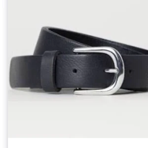 Svart skärp - Helt vanligt svart skärp. Silvermedalj på spännet. Bredd ca 3 cm. Oanvänd. Nypris: 149kr. Frakt tillkommer på 44 kr.