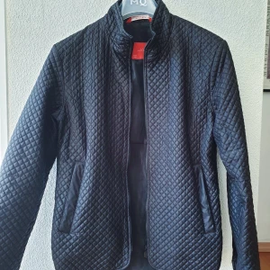 Svart Zara jacka  - Svart Zara jacka, sparsamt använd. 