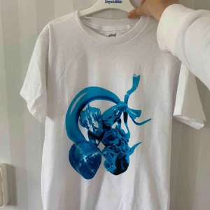  - En helt oanvänd t-shirt från Evisen Skateboards, ett hippt märke från Japan som har as bra kvalité på kläderna! Säljer denna på grund av att jag råkade ta fel storlek 💕 frakt tillkommer ca 30kr (tröjan kostar 399kr)