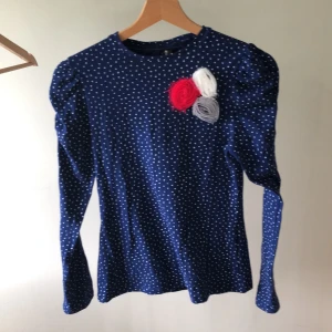 Superfin polkadottad tröja - Helt ny polkadottad tröja med puffärmar! Helt ny i 164 men funkar på XS-S! Superfin och helt ny! 