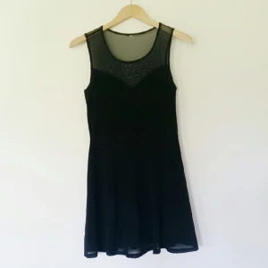  - Fin klänning från H&M med transparent i ryggen och över bröstet. Jättefint skick