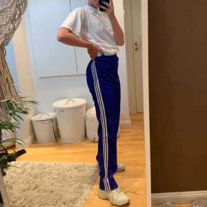 Supersnygga adidasbyxor  - Väldigt snygga byxor från adidas i bra skick!