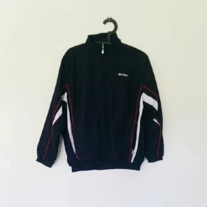  - Mörkblå sport/bomberjacka. Fint skick men dragkedjan kan krångla lite ibland. Köpt second hand i Berlin.