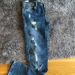 Jeans från Zara 🎋 •Storlek 36 •Bra skick, knappt anv. •80 kr •En knapp saknas 🧺Tvättad efter användning 📬Kan skickas mot fraktkostnad 🚫Djurfritt och rökfritt hem