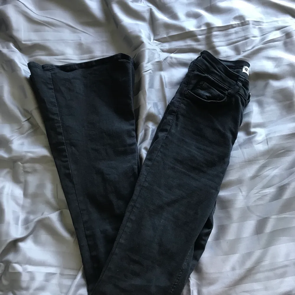 Säljer mina super snygga bootcut jeans fr Gina då jag har ett par till. Sitter super snyggt!! Strl XS men passar mig som är S!. Jeans & Byxor.