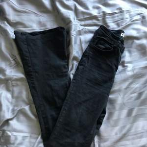 Säljer mina super snygga bootcut jeans fr Gina då jag har ett par till. Sitter super snyggt!! Strl XS men passar mig som är S!