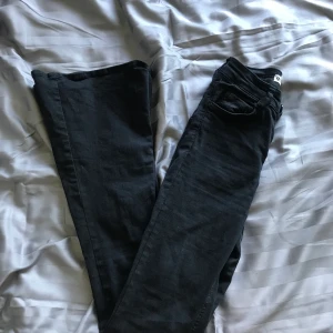 Bootcut jeans - Säljer mina super snygga bootcut jeans fr Gina då jag har ett par till. Sitter super snyggt!! Strl XS men passar mig som är S!