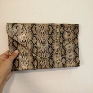 Ormskinn clutch väska - Oanvänd Clutch handväska. Orginalpris: 149kr, säljer för 40kr. 