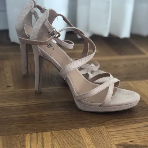 Klackar - Ljusrosa klackar från H&M. Strl 38. 