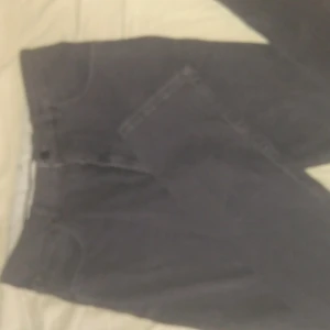 Whyred grå jeans, strl 32/32 - Grå jeans med högre midja och raka ben. Fint skick.