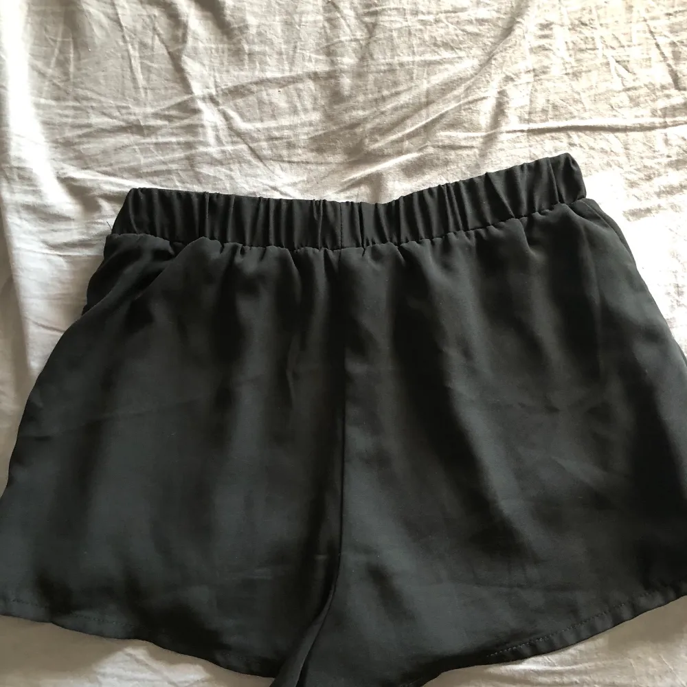 Svarta shorts i mjukt materia ifrån HM, frakten är inräknad💖. Shorts.