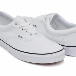 Vans (som nya)  - Dam skor från märket VANS. Skorna är endast använda några få timmar vid en finare tillställning! Annonsen ligger ute för ett fast pris och frakten betalas av köparen ;)                                     (Modellen är svår att få tag på, därav högre pris)