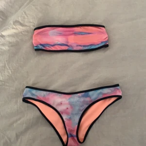 Bikini - Säljer denna jättefina bikini köpt från H&M som tyvärr inte kommit till användning, överdelen är i storlek 36 och underdelen 34 men skulle säga att även underdelen sitter som en 36. Köpare står för frakt😊