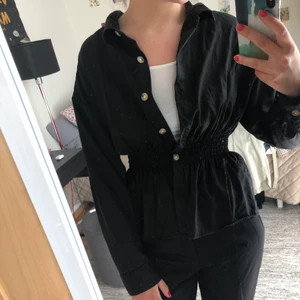 Skjorta - Svart skjorta från Gina med indragen midja, använd en gång.