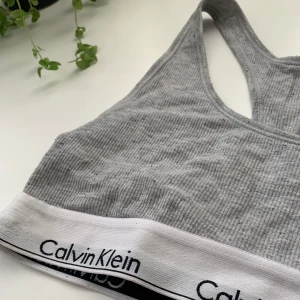 Calvin Klein bralette  - Den klassiska Calvin Klein braletten i grått! Använd fåtal gånger! Jätteskön! Köparen står för frakten💕🦋