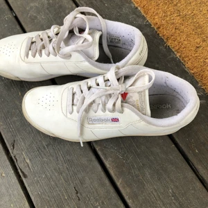 Reebok sneakers - Vita sneakers utan slitningar! Lite sliten sula men ingenting annat. Använda ett par gånger. Säljer då dom är för stora för mig. 
