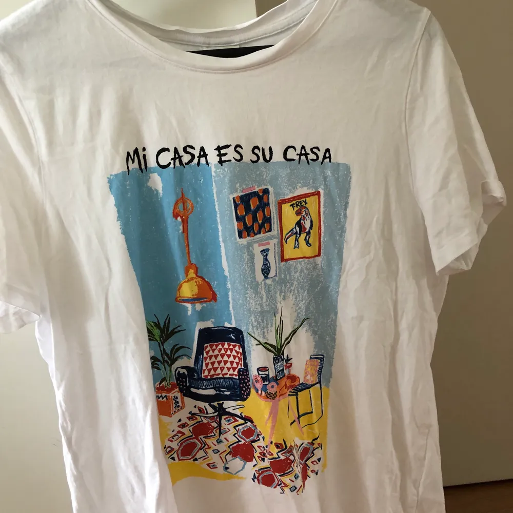 Säljer denna tröja från H&M. Den är i storlek M men jag som bär xs kan ha den. Frakt står köpare för💞✨. T-shirts.