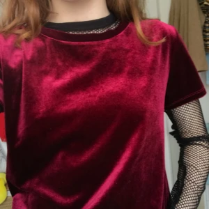  - Velvet/sammet T-shirt från Cubus, använd 2 ggr. Köpt för 150kr. Väldigt snygg att ha över andra tröjor som jag har på bilden!