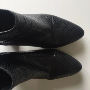  - Klack skor från Zara med ormskinnsmönster och zip baktill som gör att skon sitter på foten. Köparen står för frakt✨