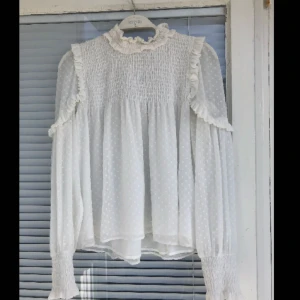  - Oanvänd blus från Zara i strl: M, passar dock mig som normalt har strl: S