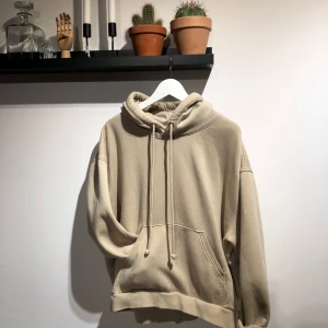  - Weekday hood. Lite noporig men går att ta bort om man inte vill ha dom såklart!