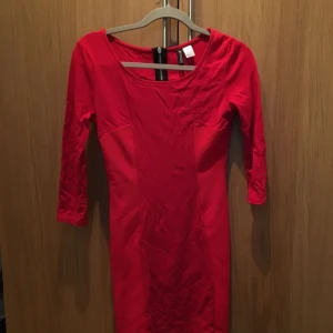  - En klänning från H&M som jag aldrig använder längre. Väldigt fin och sitter bra! Några små hål (sista bilden) på ena armen, men de kanske går att fixa annars är de ej så att man ser!  